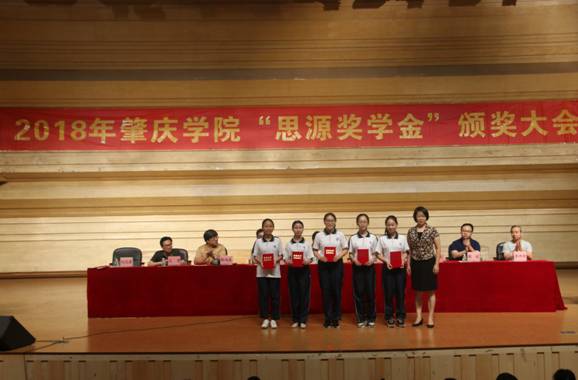 5、公司党委委员沈钦萍为国家级、省级老员工创业训练等项目顺利结项的员工颁奖2